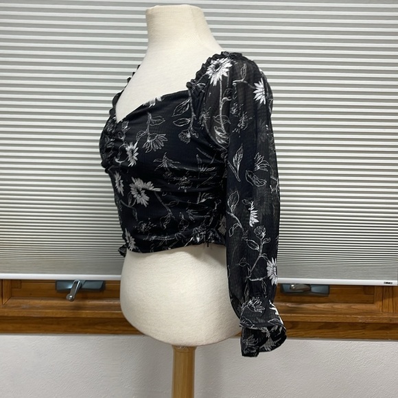 Leith Black Floral Print Sweatheart Neckline Cropped Top Size Medium - Picture 6 of 8